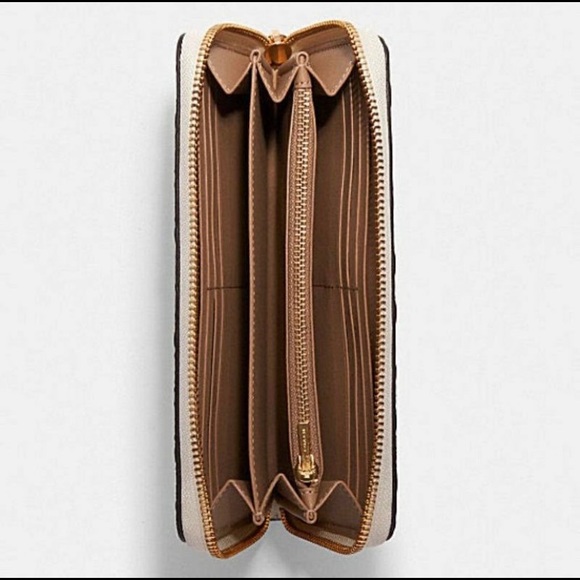 COACH. NWT Signature leather long zip around white Wallet. 🎉🎉 - Picture 7 of 10